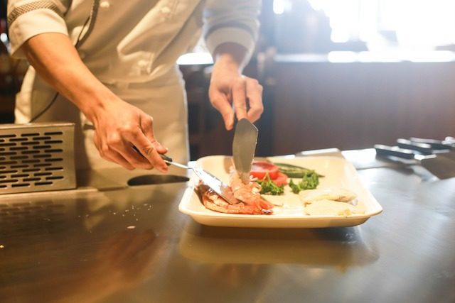 海外では「Teppanyaki」の呼称で日本料理と認識されています。料理人が鉄板でステーキなどを調理してカウンター越しに座るお客様に提供するスタイルで、視覚も楽しんで頂けます。